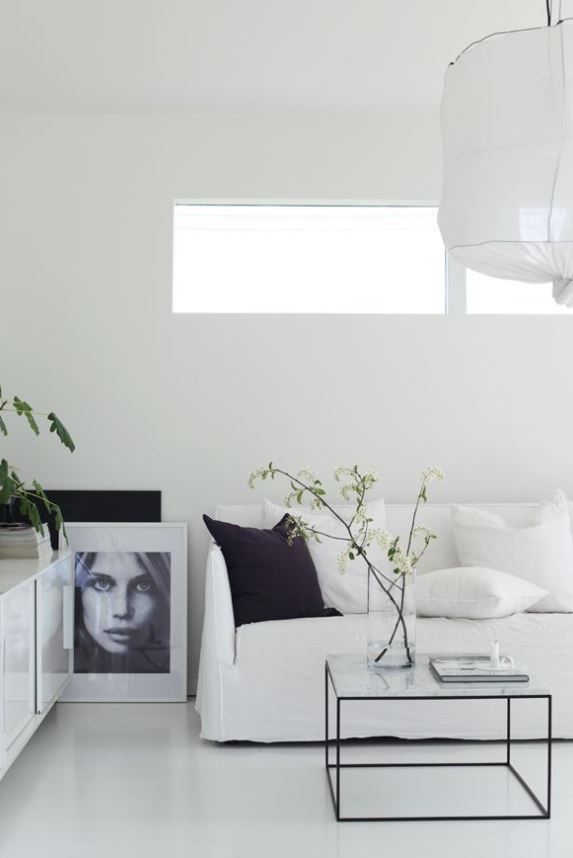 μονοχρωμία με λευκό και χρήσι μαύρου σε λεπτομέρειες για αντίθεση