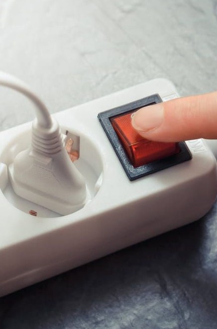 κλείσιμο διακόπτη σε πολύπριζο ασφαλείας