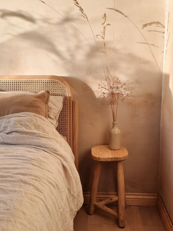 σκαμπό δίπλα από κρεβάτι