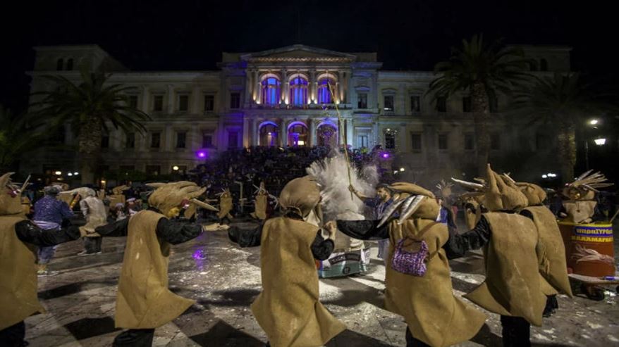 Χορός καρναβαλιστών στη Σύρο