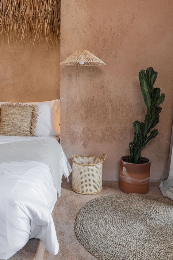 ψάθινο καλάθι δίπλα από κρεβάτι αντί κομοδίνου