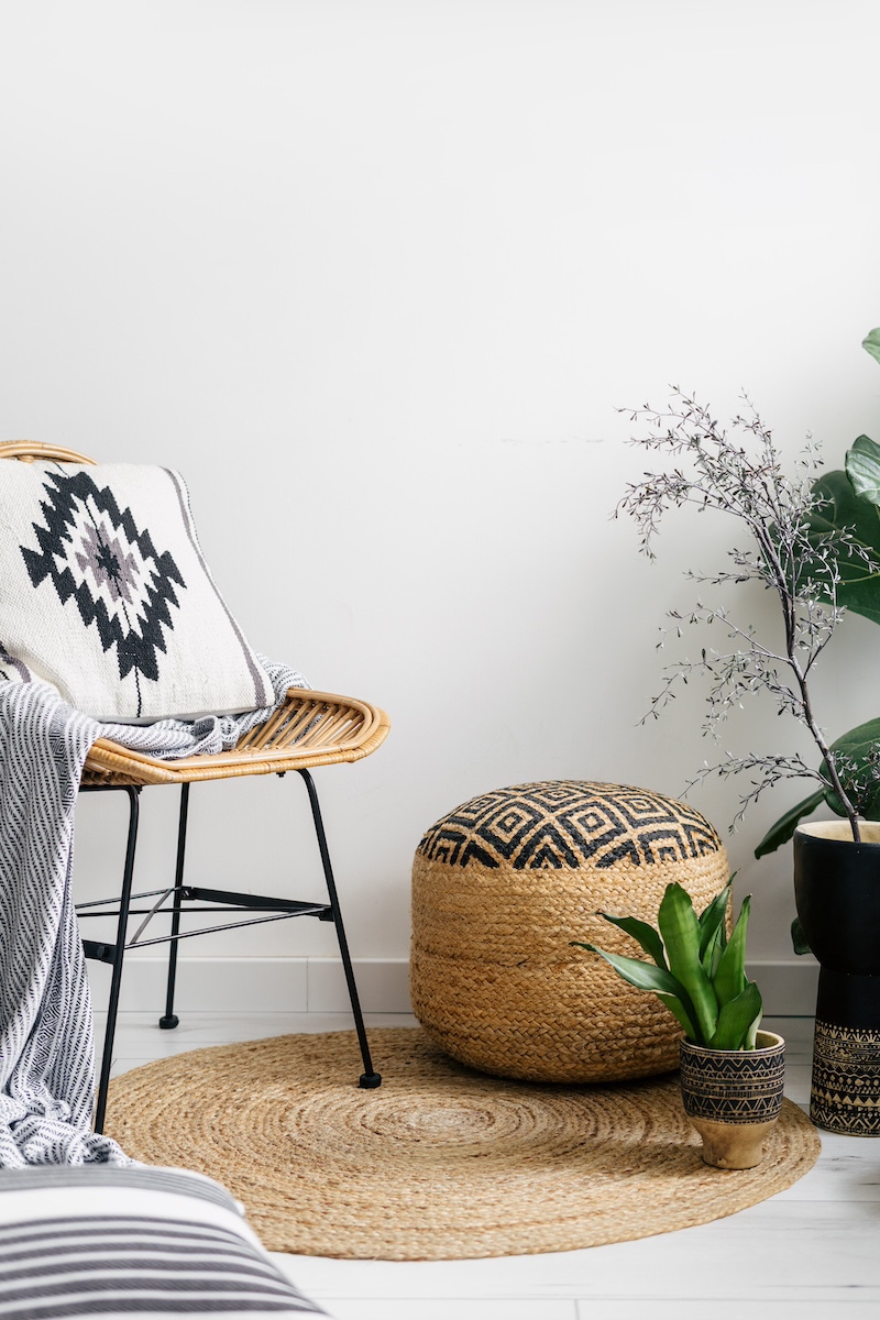 boho καρέκλα και πουφ πάνω σε στρογγυλό χαλί