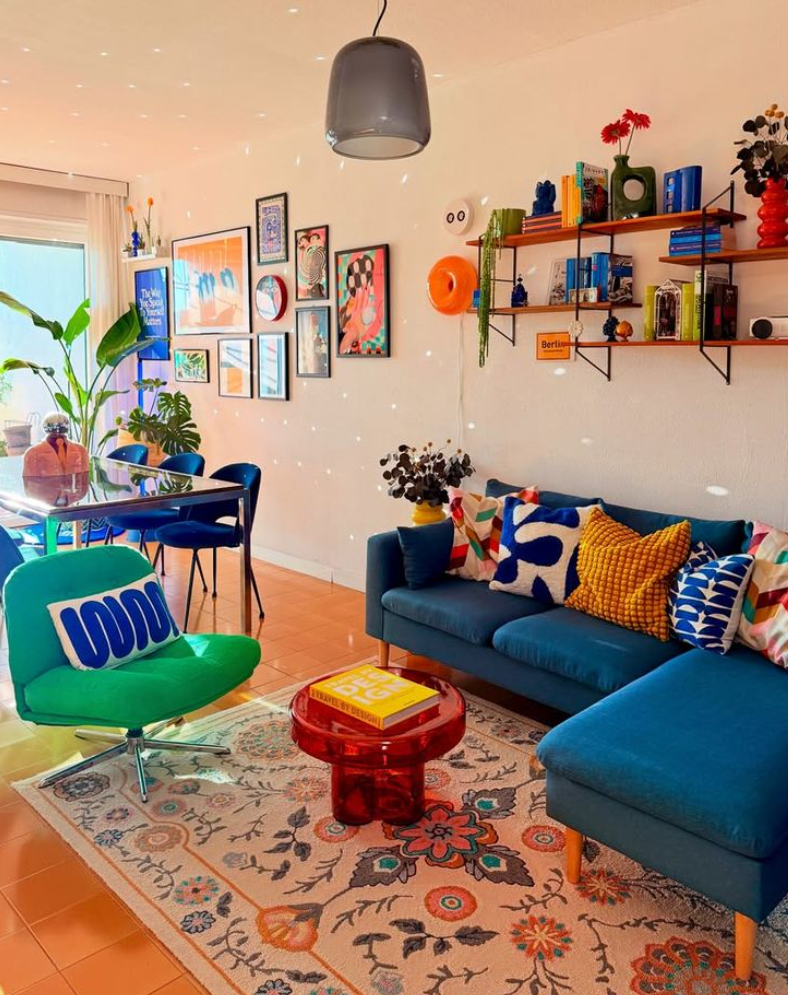μπλε καναπές σε πολύχρωμο δωμάτιο