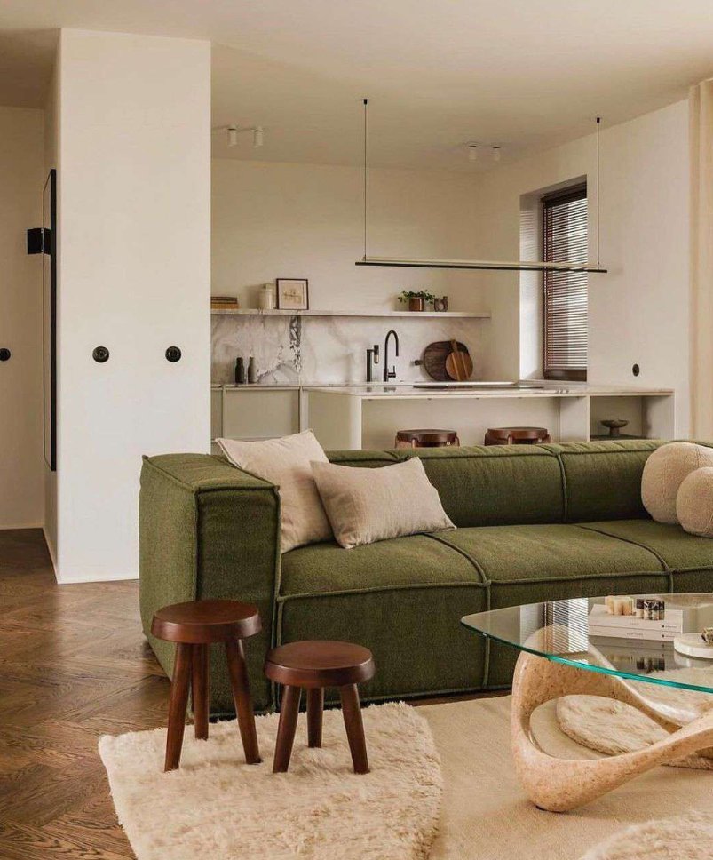 λαδί καναπές με μπεζ μαξιλάρια