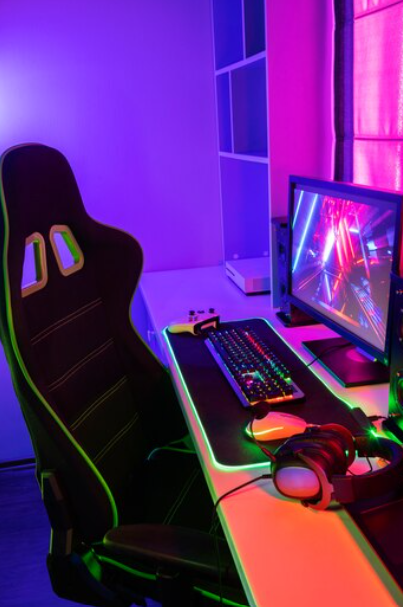 γραφείο gaming σε εφηβικό δωμάτιο