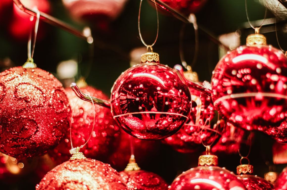 κόκκινα χριστουγεννιάτικα στολίδια