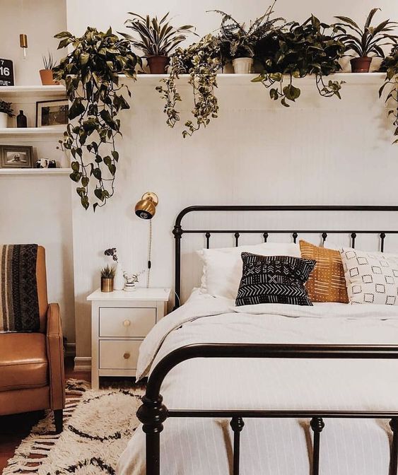 ράφι με φυτά πάνω από κρεβάτι