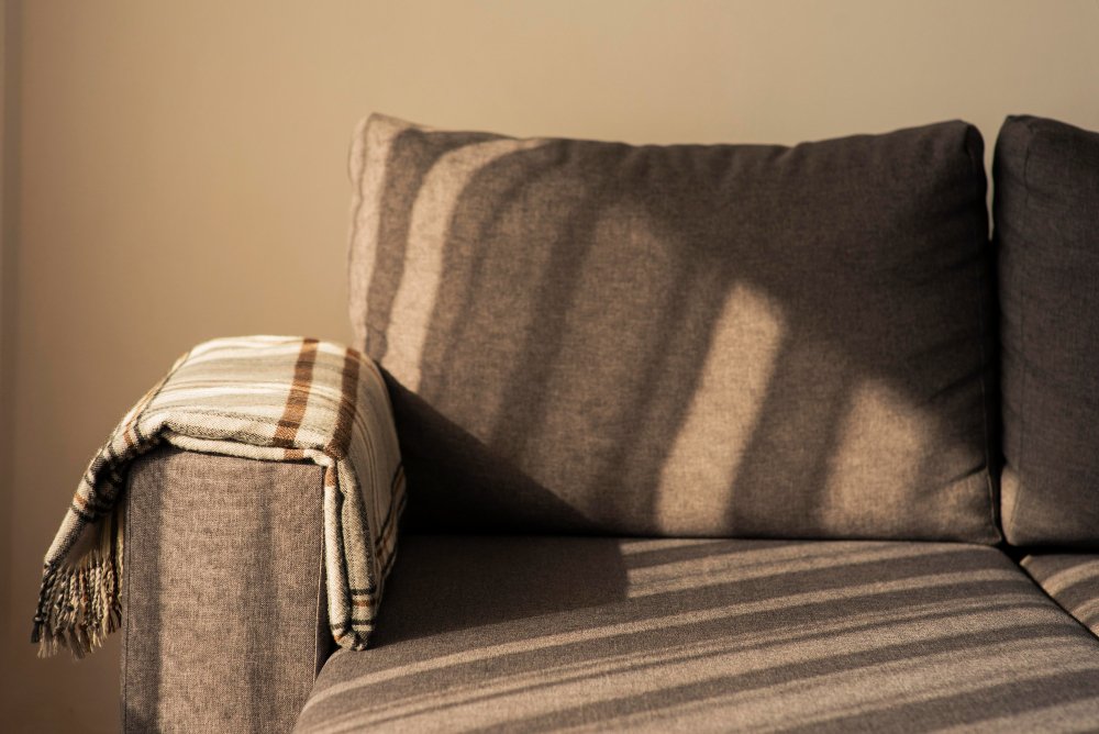 καφέ καναπές με microfiber