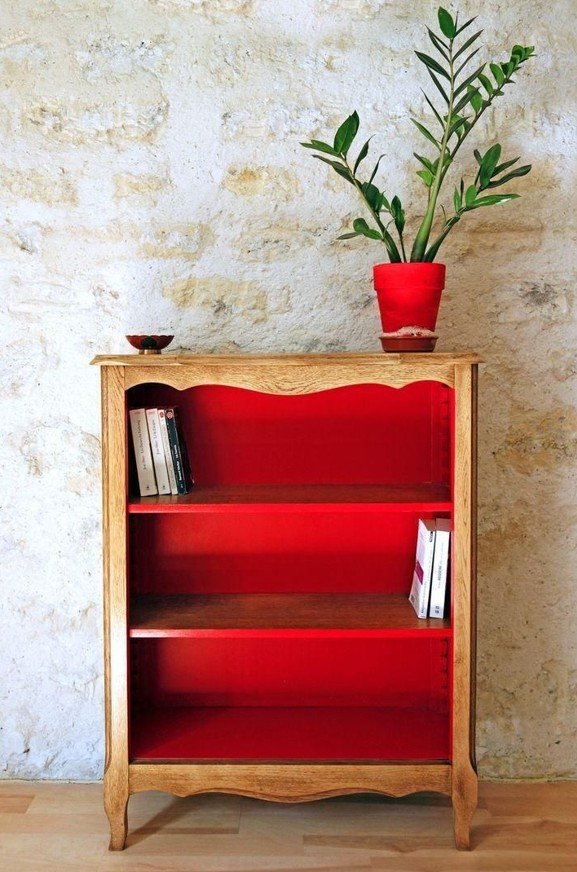 βαμμένη ξύλινη ραφιέρα με κόκκινο εσωτερικό