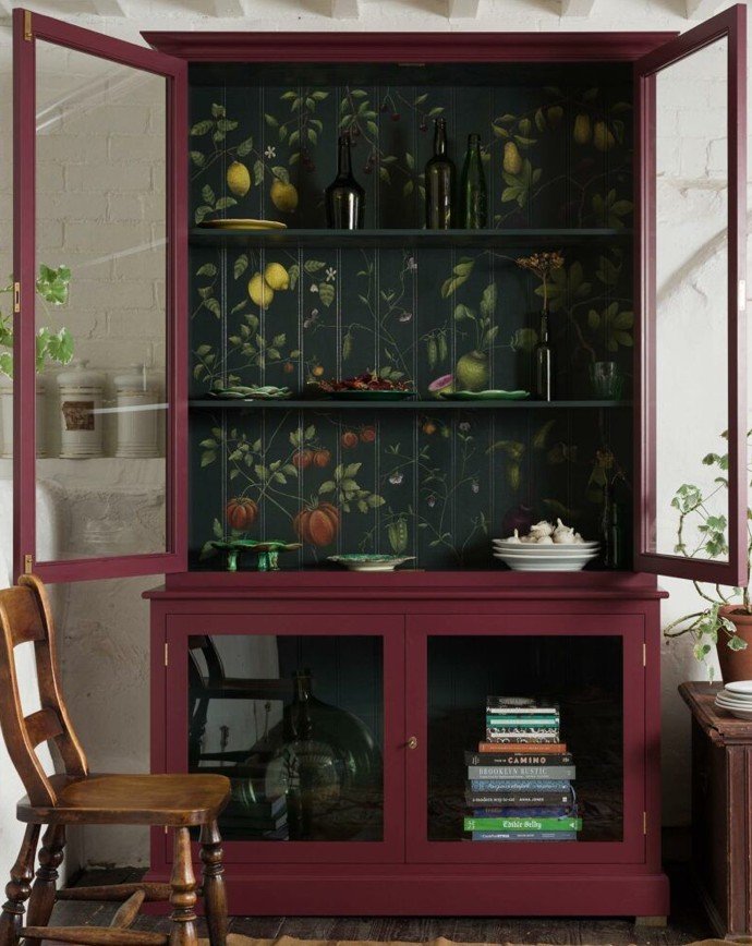 βαμμένο σκρίνιο σε μελιτζανί τόνους και ταπετσαρία στο εσωτερικό