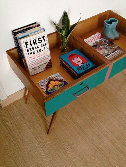 βαμμένο παλιό ξύλινο γραφείο