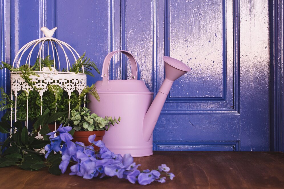 πόρτα και λουλούδι σε απόχρωση periwinkle