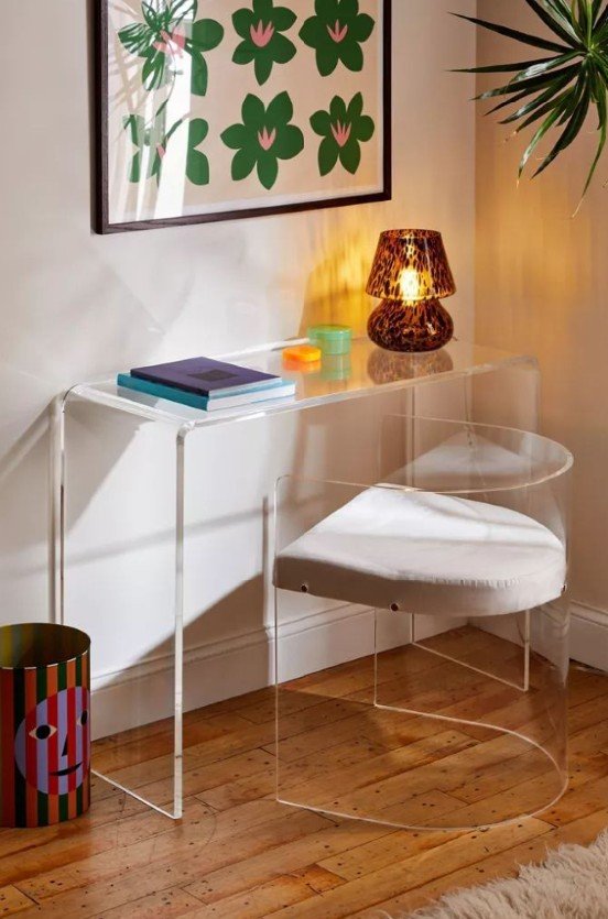 γραφείο και καρέκλα από plexiglass