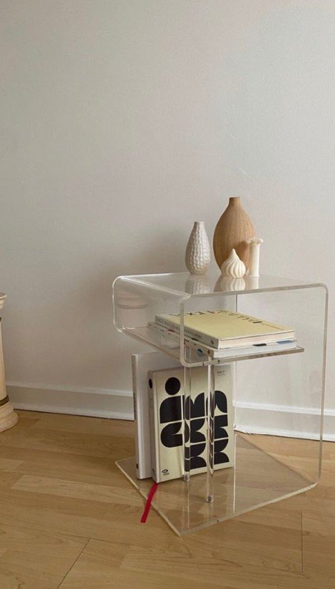 κομοδίνο από plexiglass με ράφι