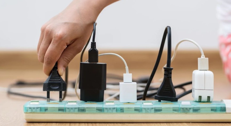 πολίπριζο με καλώδια και πρίζες