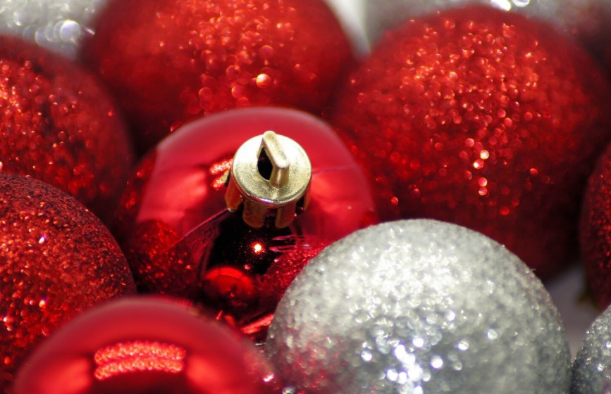 κόκκινες χριστουγεννιάτικες μπάλες