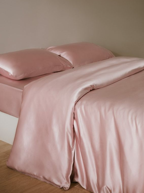 μεταξωτές μαξιλαροθήκες και σεντόνια σε ροζ χρώμα