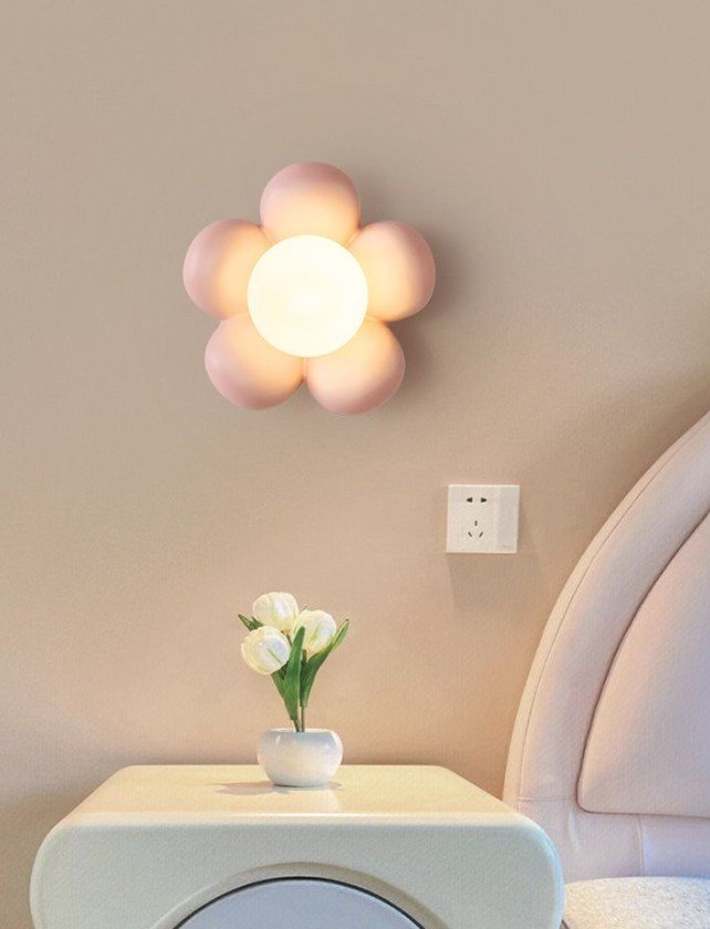 φωτιστικό σε σχήμα λουλουδιού σε παιδικό δωμάτο, πάνω από το κομοδίνο και δίπλα από το κρεβάτι