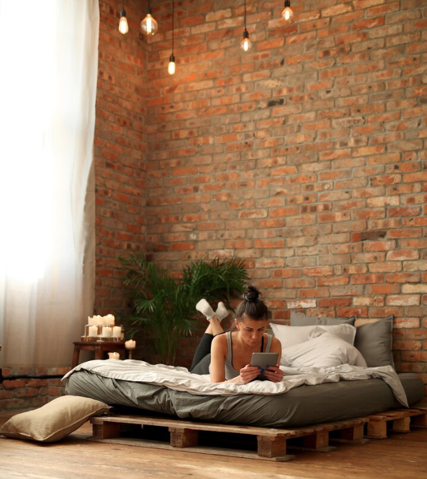 υπνοδωμάτιο με τούβλο