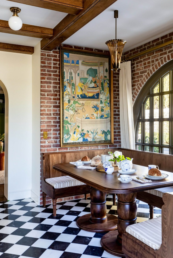 τραπεζαρία σε tudor style