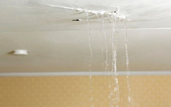 διαρροή νερού από τον επάνω όροφο