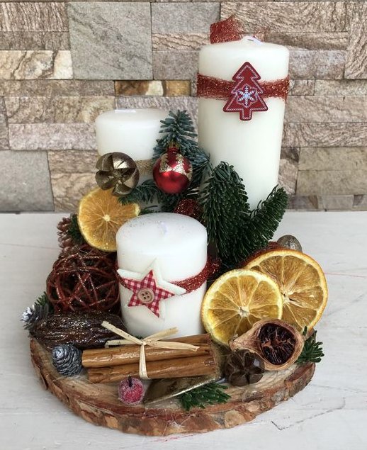 DIY χριστουγεννιάτικη σύνθεση με λευκά κεριά, αποξηραμένα φρούτα, κανέλα και πρασινάδα
