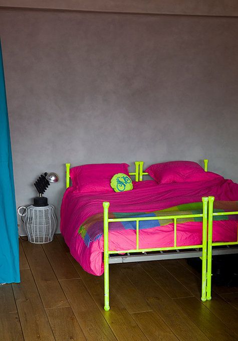 υπνοδωμάτιο με fluo χρώματα